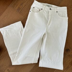 Abercrombie 90s Relaxed White Jeans - size 25
Worn once. Perfect condition